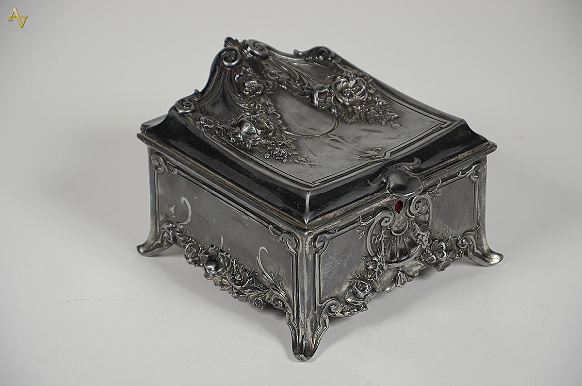 Antiga caixa de jóias de pewter trabalhado. Medidas 14 x 14 cm e... - foto 1 de 2