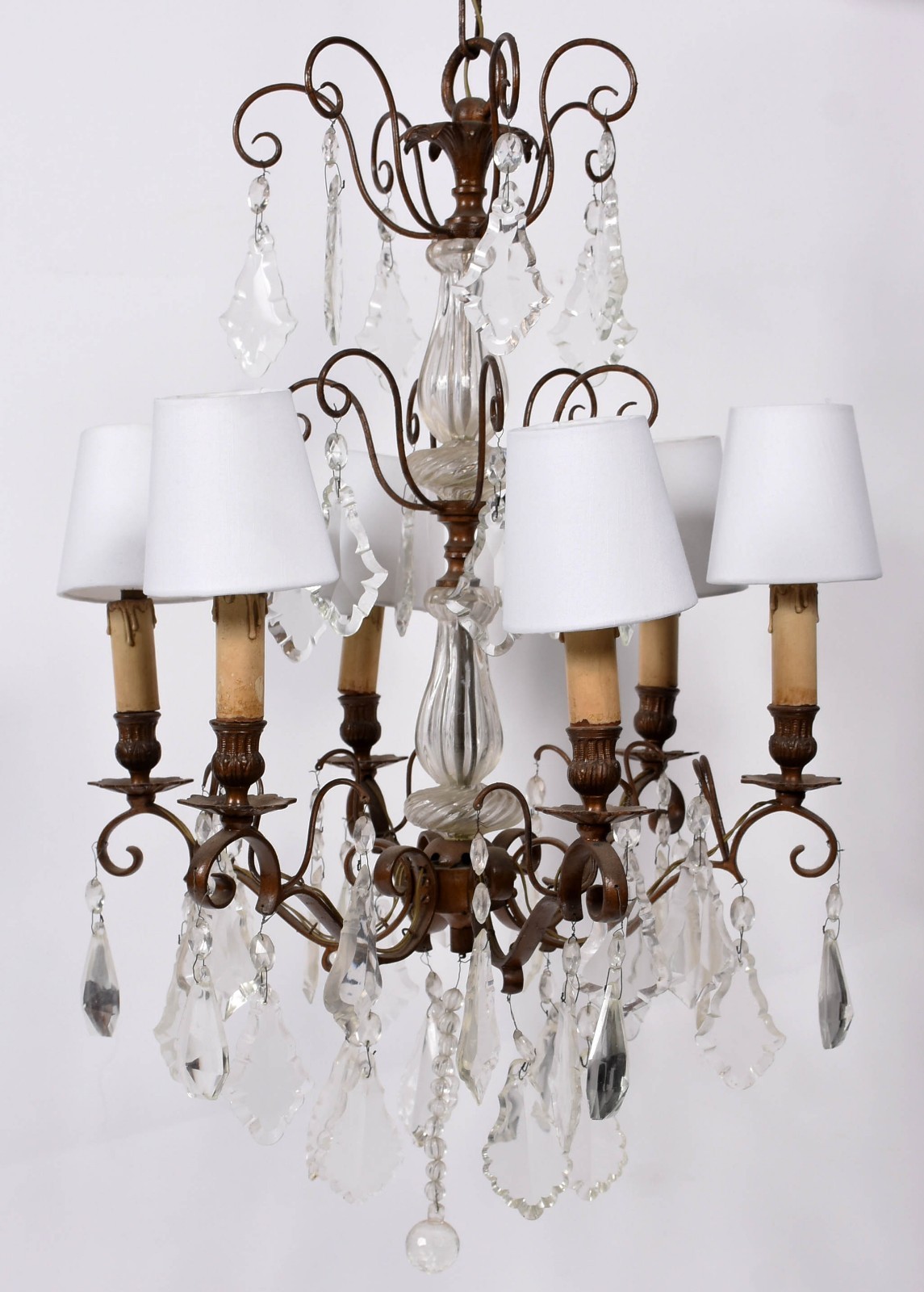 Lustre de metal dourado e pingentes de cristal lapidado para 5 luzes. - foto 1 de 2