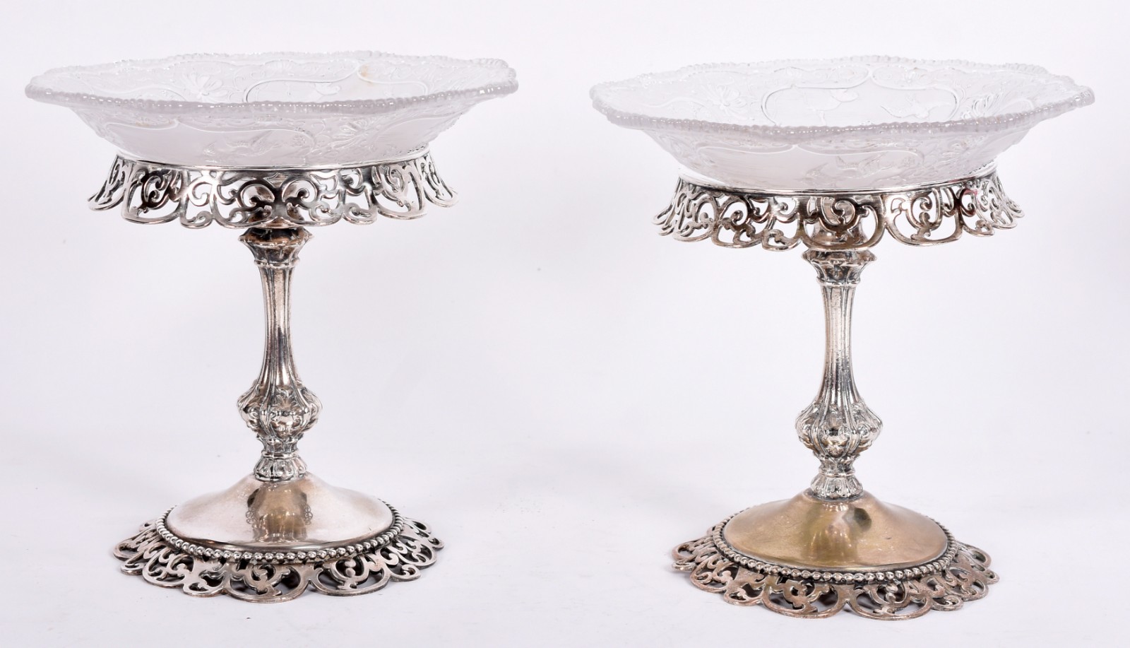 Elegante par de fruteiras de metal prateado, bordas trabalhadas em... - foto 2 de 5