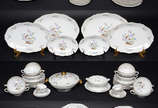 Aparelho de jantar de porcelana francesa de LIM... - Aparelho de jantar de porcelana francesa de LIMOGES, ricamente decorado com pássaros e flores em policromia e realces dourados, sendo 35 pratos ...