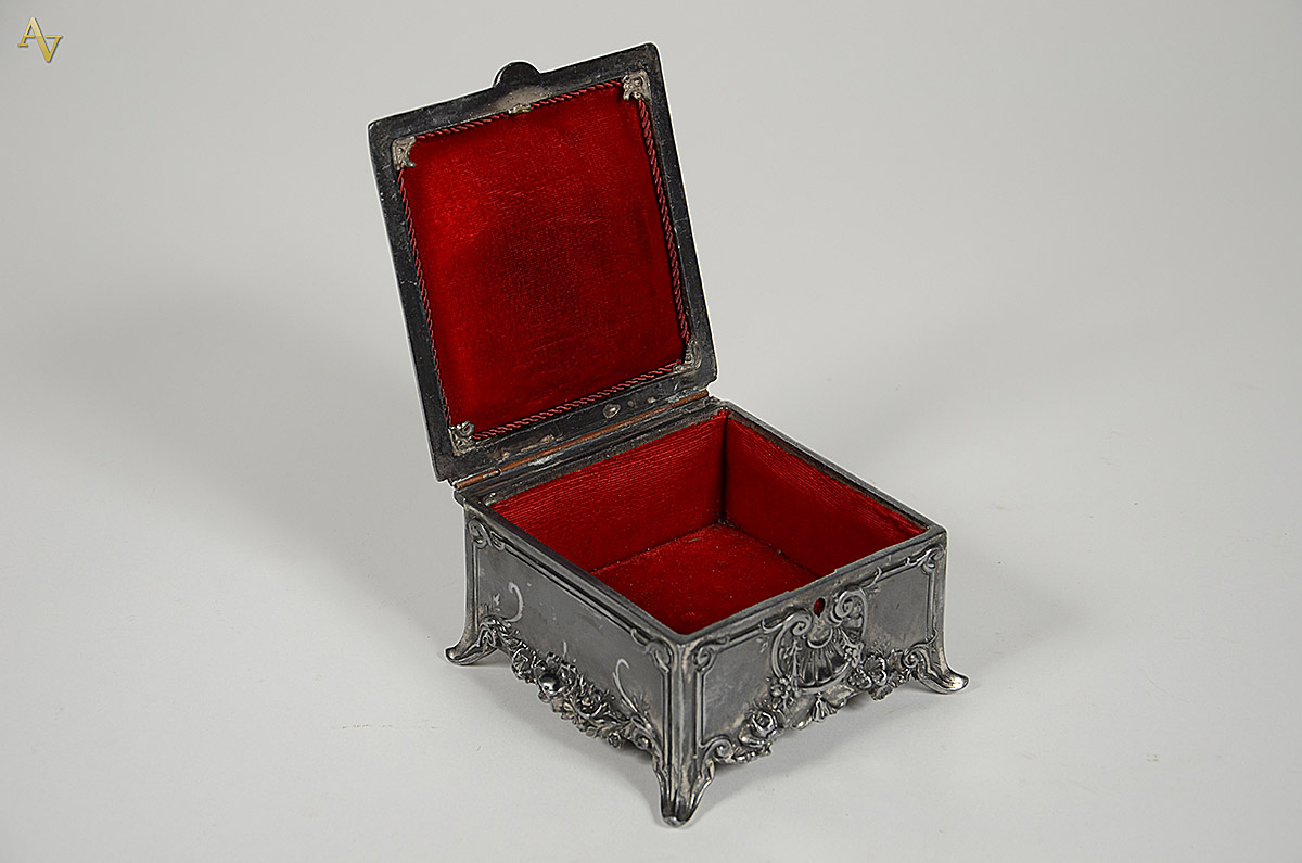 Antiga caixa de jóias de pewter trabalhado. Medidas 14 x 14 cm e... - foto 2 de 2