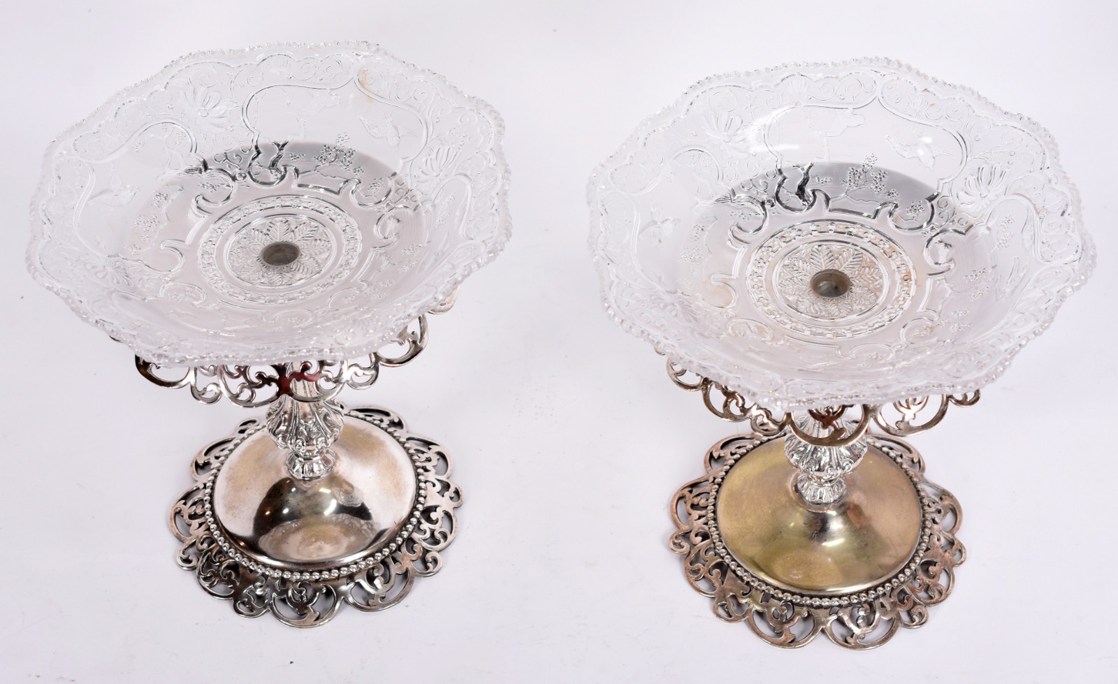 Elegante par de fruteiras de metal prateado, bordas trabalhadas em... - foto 1 de 5