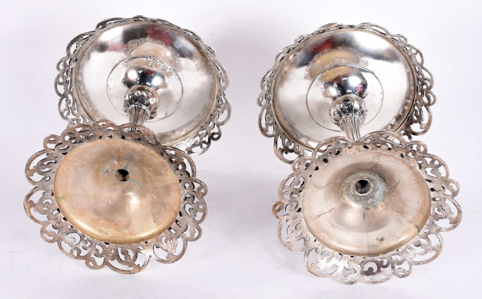Elegante par de fruteiras de metal prateado, bordas trabalhadas em... - foto 5 de 5