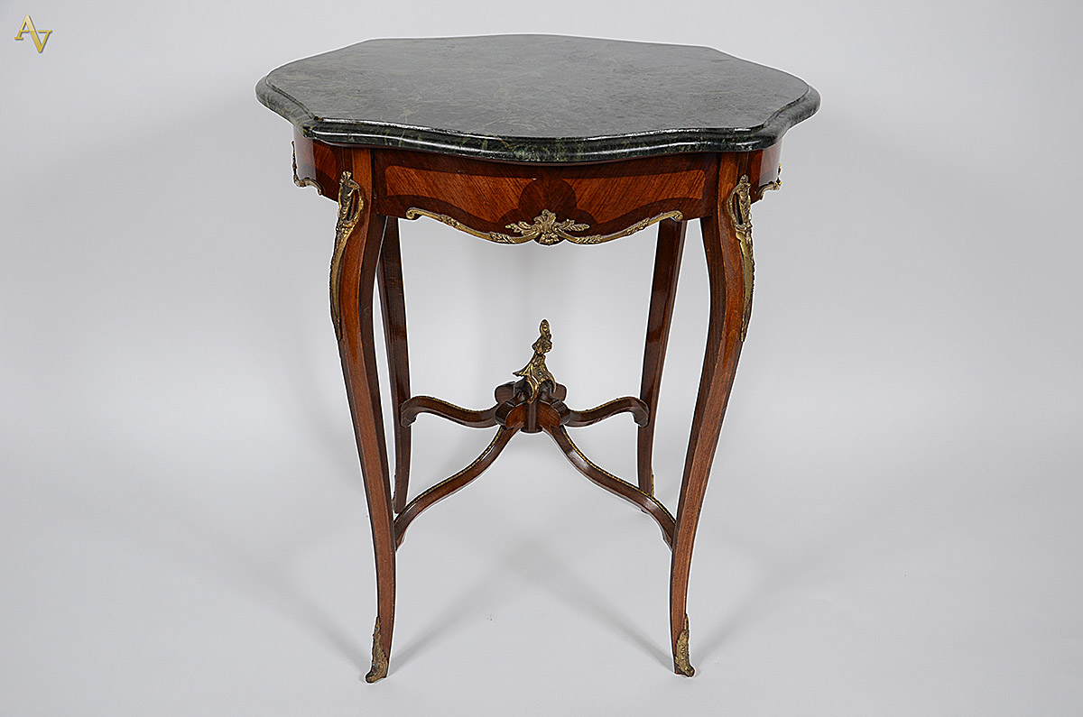 Mesa estilo frances de madeira nobre, tampo de mármore verde...