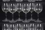 Serviço de cristal europeu lavrado com pequenas... - Serviço de cristal europeu lavrado com pequenas flores, composto de 5 flutes, 6 cálices para vinho tinto, 6 para vinho branco, 6 para água e 6 p...