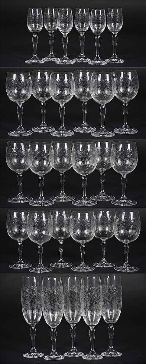 Serviço de cristal europeu lavrado com pequenas flores, composto de 5...