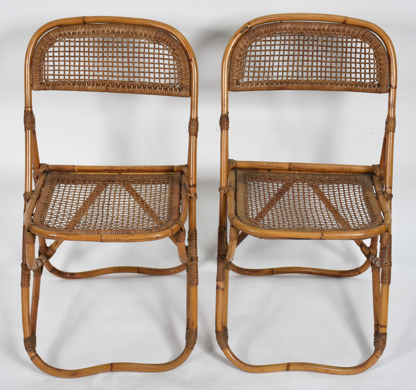 Par de cadeiras de rattan com palhinha. - foto 2 de 4