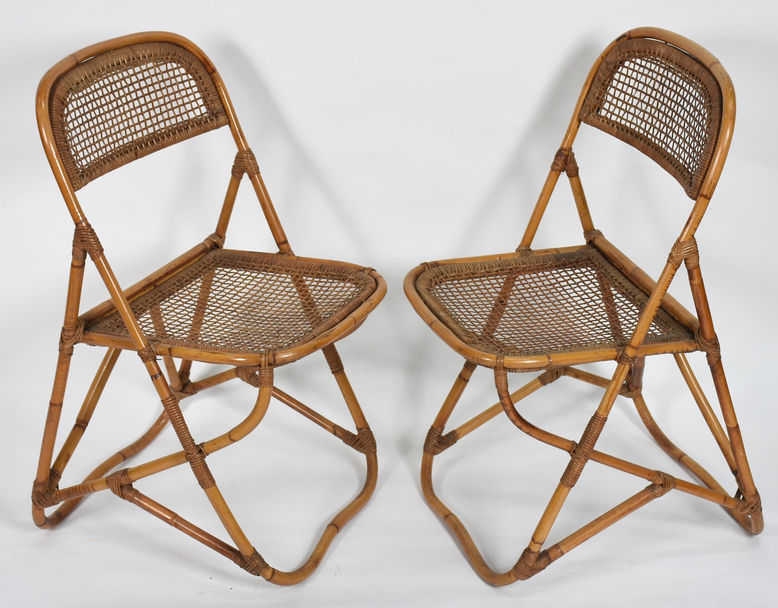 Par de cadeiras de rattan com palhinha. - foto 1 de 4