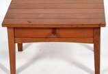 Pequena mesa de madeira com 1 gaveta. - Pequena mesa de madeira com 1 gaveta.