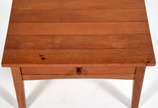 Pequena mesa de madeira com 1 gaveta. - Pequena mesa de madeira com 1 gaveta.