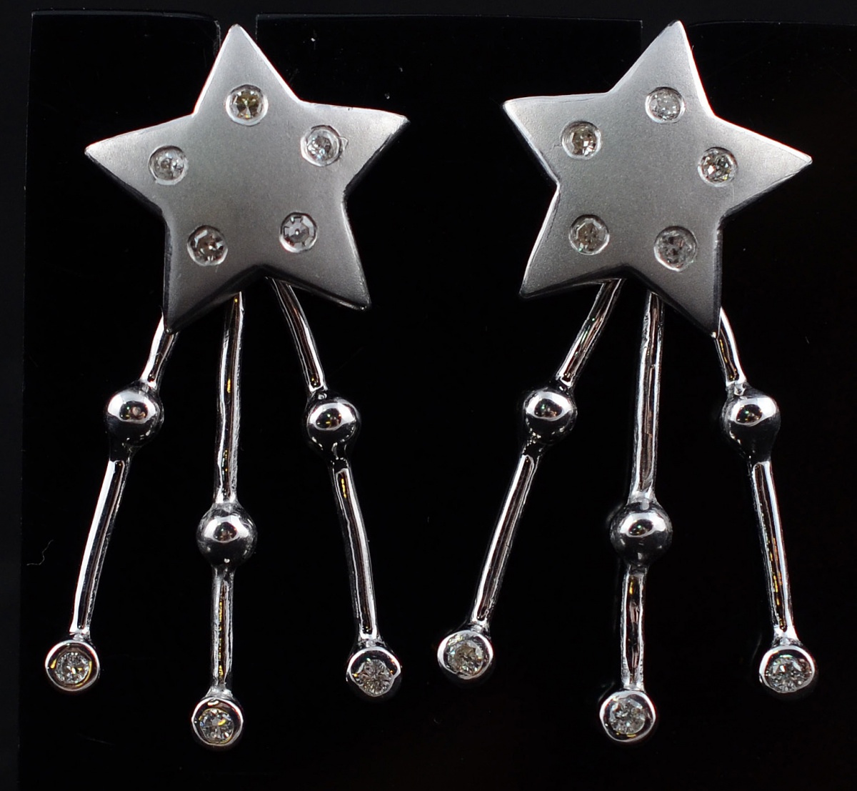 Par de brincos com duas opções de uso em forma de estrelas ou cometas...
