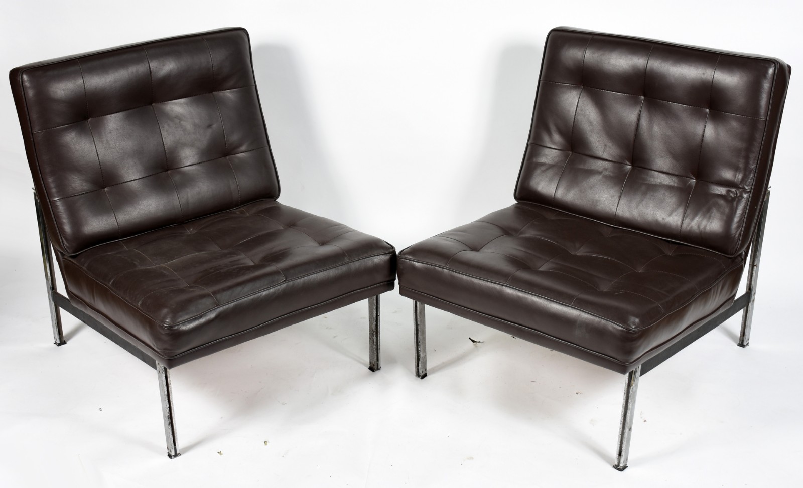 Par de poltronas anos 60 com estrutura de metal e estofadas em couro... - foto 1 de 4