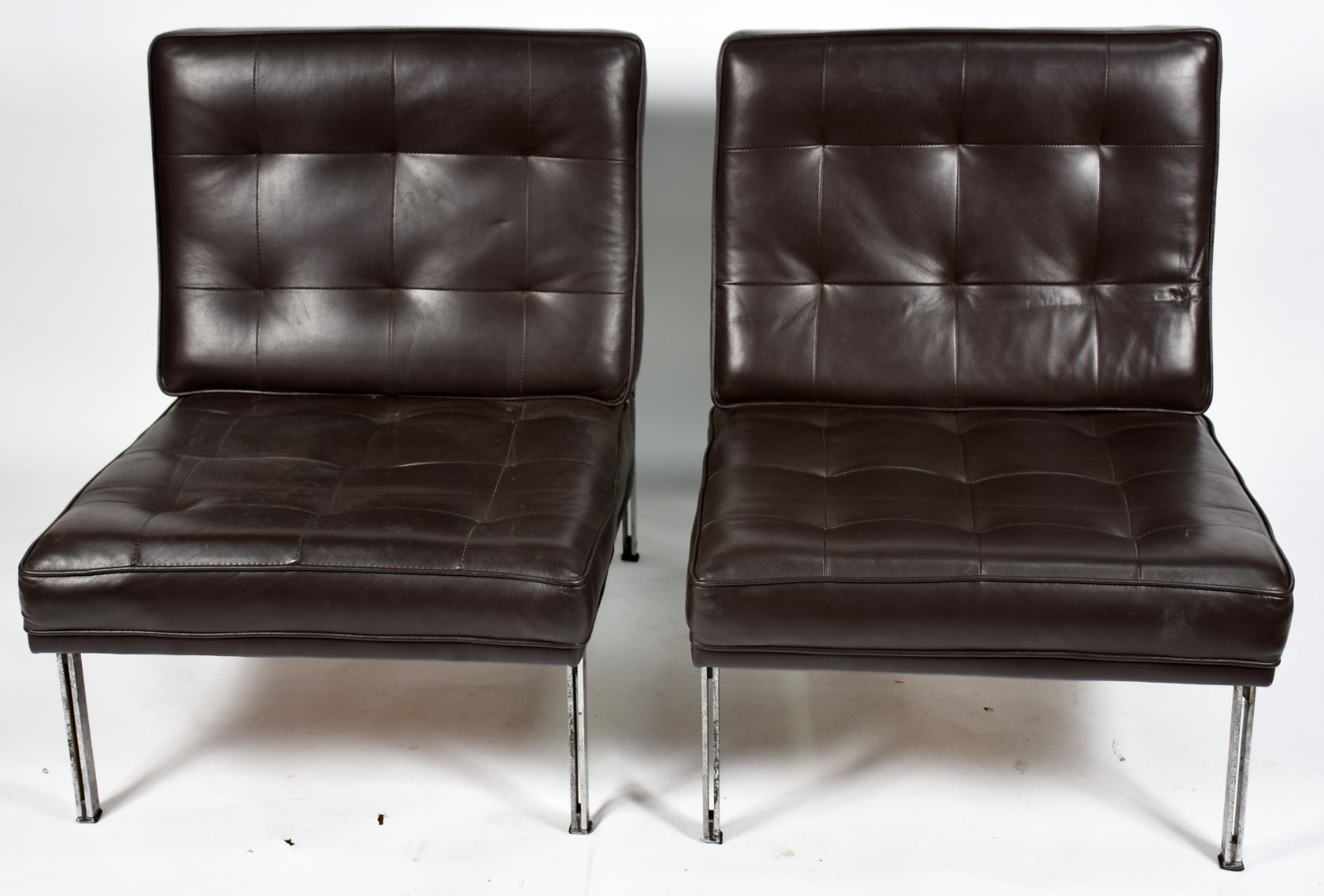 Par de poltronas anos 60 com estrutura de metal e estofadas em couro... - foto 2 de 4