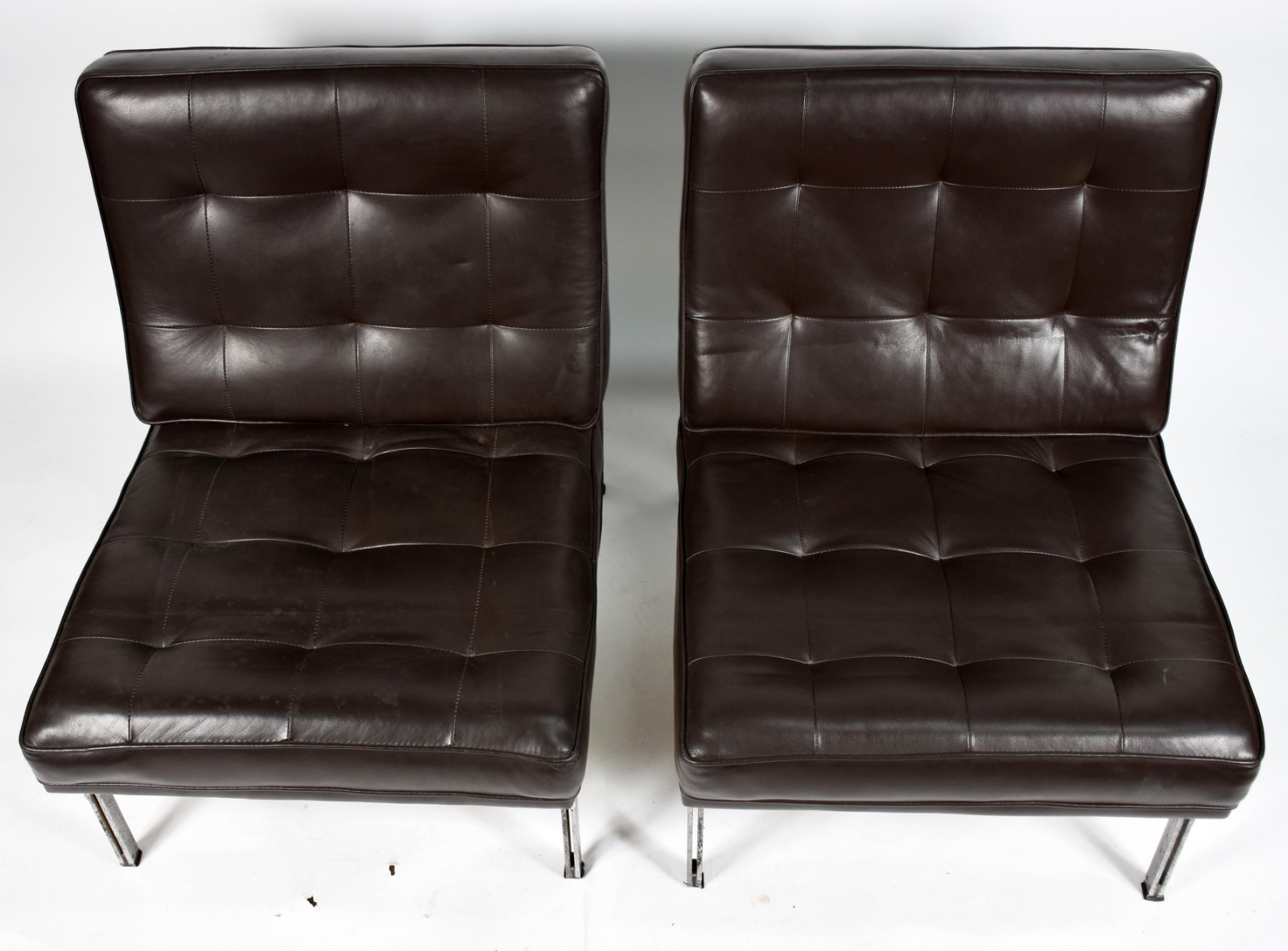 Par de poltronas anos 60 com estrutura de metal e estofadas em couro... - foto 3 de 4