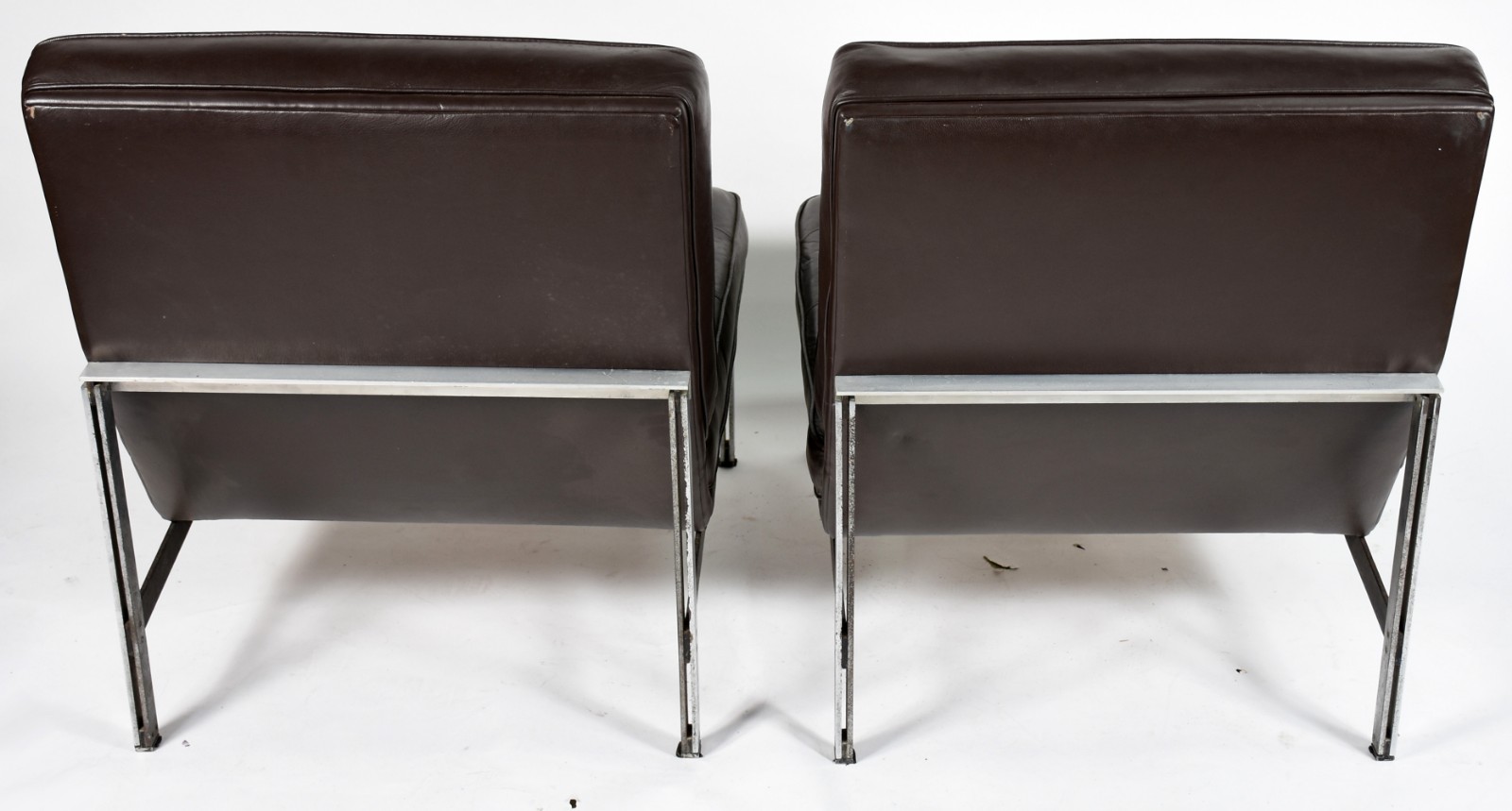 Par de poltronas anos 60 com estrutura de metal e estofadas em couro... - foto 4 de 4