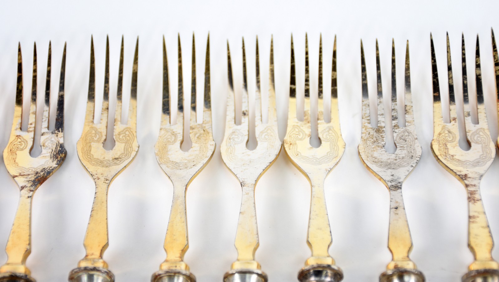 Faqueiro para peixe com cabos de prata, composto de 12 facas e 12... - foto 4 de 8