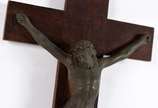 Crucifixo de madeira com figura de Cristo em br... - Crucifixo de madeira com figura de Cristo em bronze.