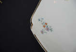 Aparelho de jantar de porcelana francesa de LIM... - Aparelho de jantar de porcelana francesa de LIMOGES, ricamente decorado com pássaros e flores em policromia e realces dourados, sendo 35 pratos ...