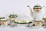 Conjunto de café de porcelana branca decorada c... - Conjunto de café de porcelana branca decorada com tarja creme e friso verde com guirlandas douradas, composto por  6 xícaras com pires, bule, ma...