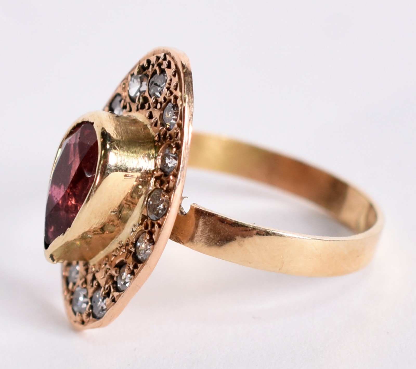 Anel de ouro 18k com uma rubilita e quinze brilhantes, aro 17. (Por... - foto 2 de 3