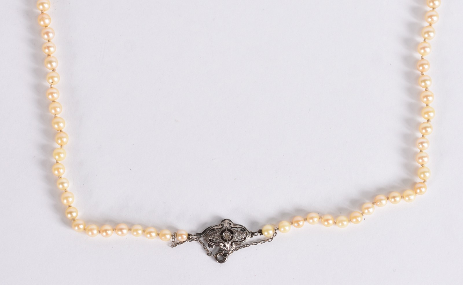 Colar de perolas com fecho de ouro branco e um brilhante (Por motivos... - foto 1 de 5
