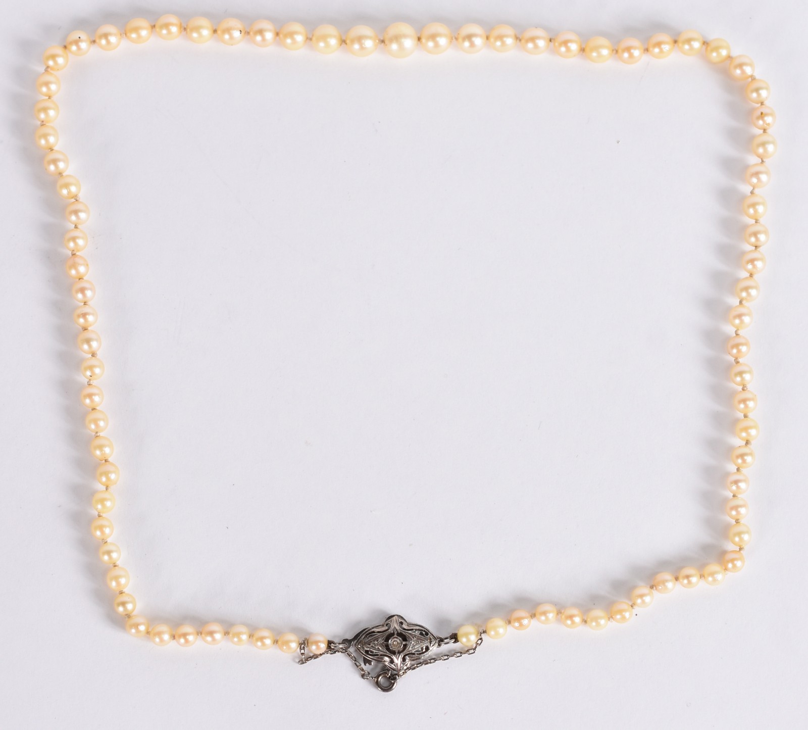 Colar de perolas com fecho de ouro branco e um brilhante (Por motivos... - foto 2 de 5