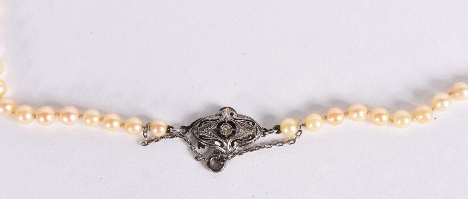 Colar de perolas com fecho de ouro branco e um brilhante (Por motivos... - foto 3 de 5