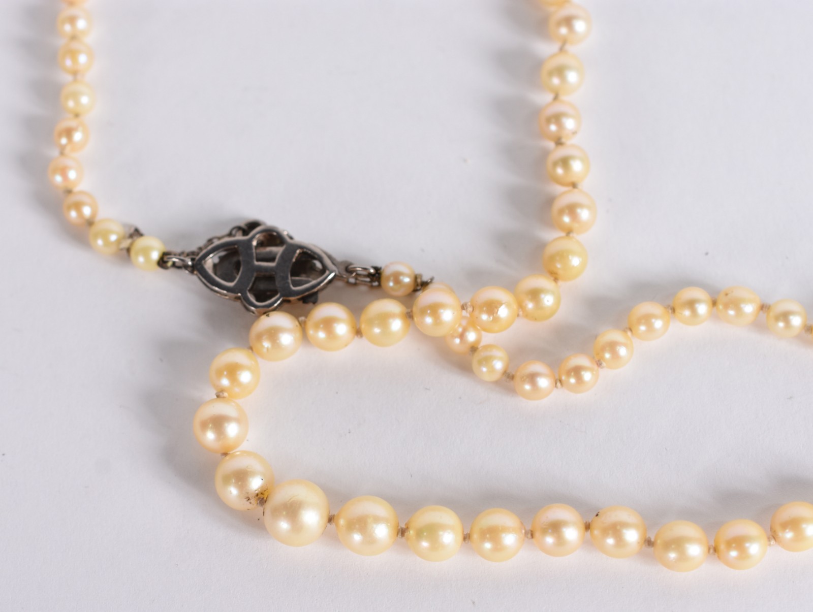 Colar de perolas com fecho de ouro branco e um brilhante (Por motivos... - foto 5 de 5