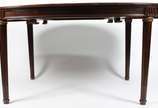 Mesa de jantar de madeira nobre, com tábua exte... - Mesa de jantar de madeira nobre, com tábua extensora de 50 cm, pernas cilíndricas frisadas. (Med. Aberta 234 x 120 cm)