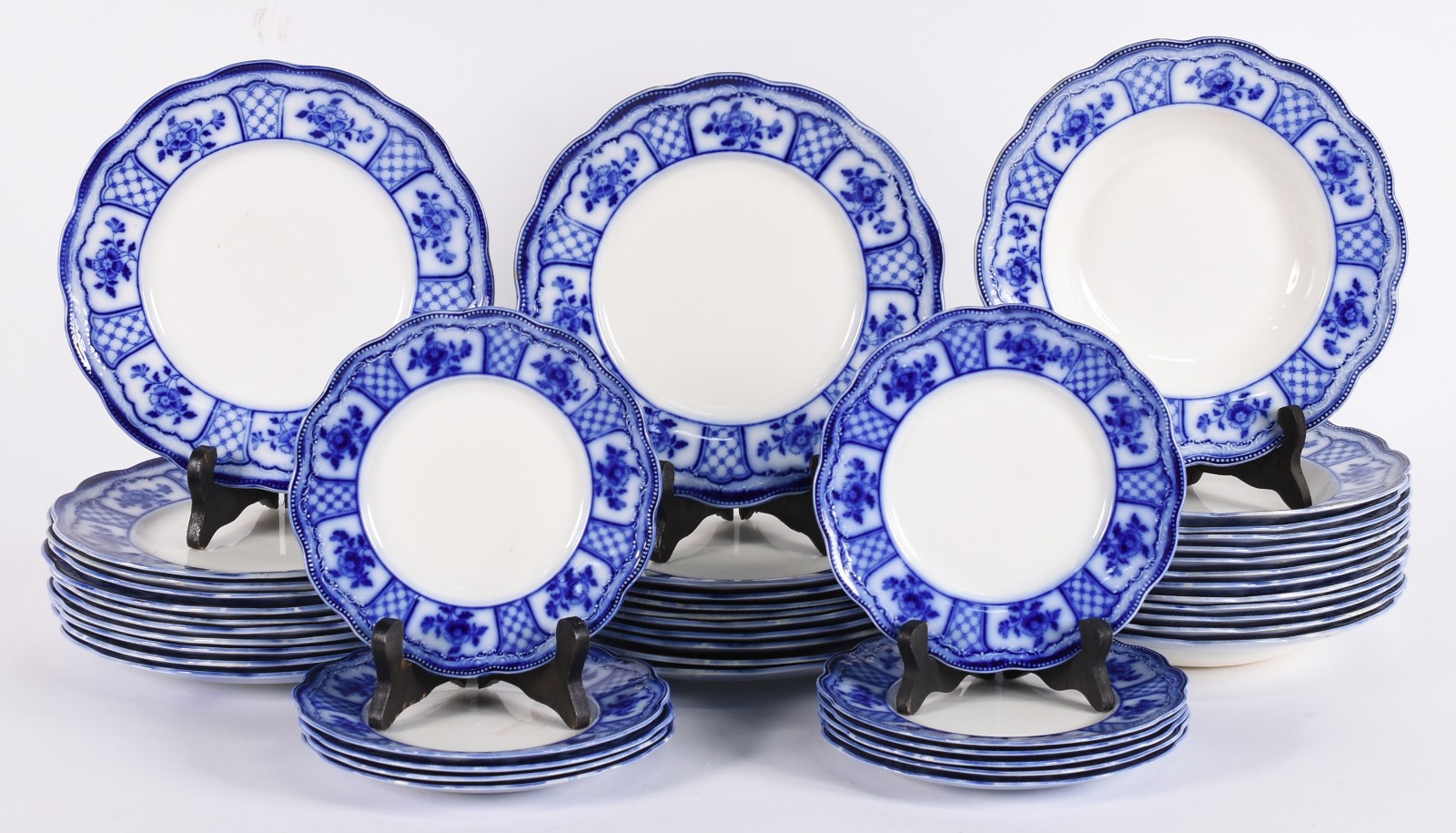 Serviço de jantar de faiança inglesa, azul e branca, com duas marcas... - foto 2 de 11