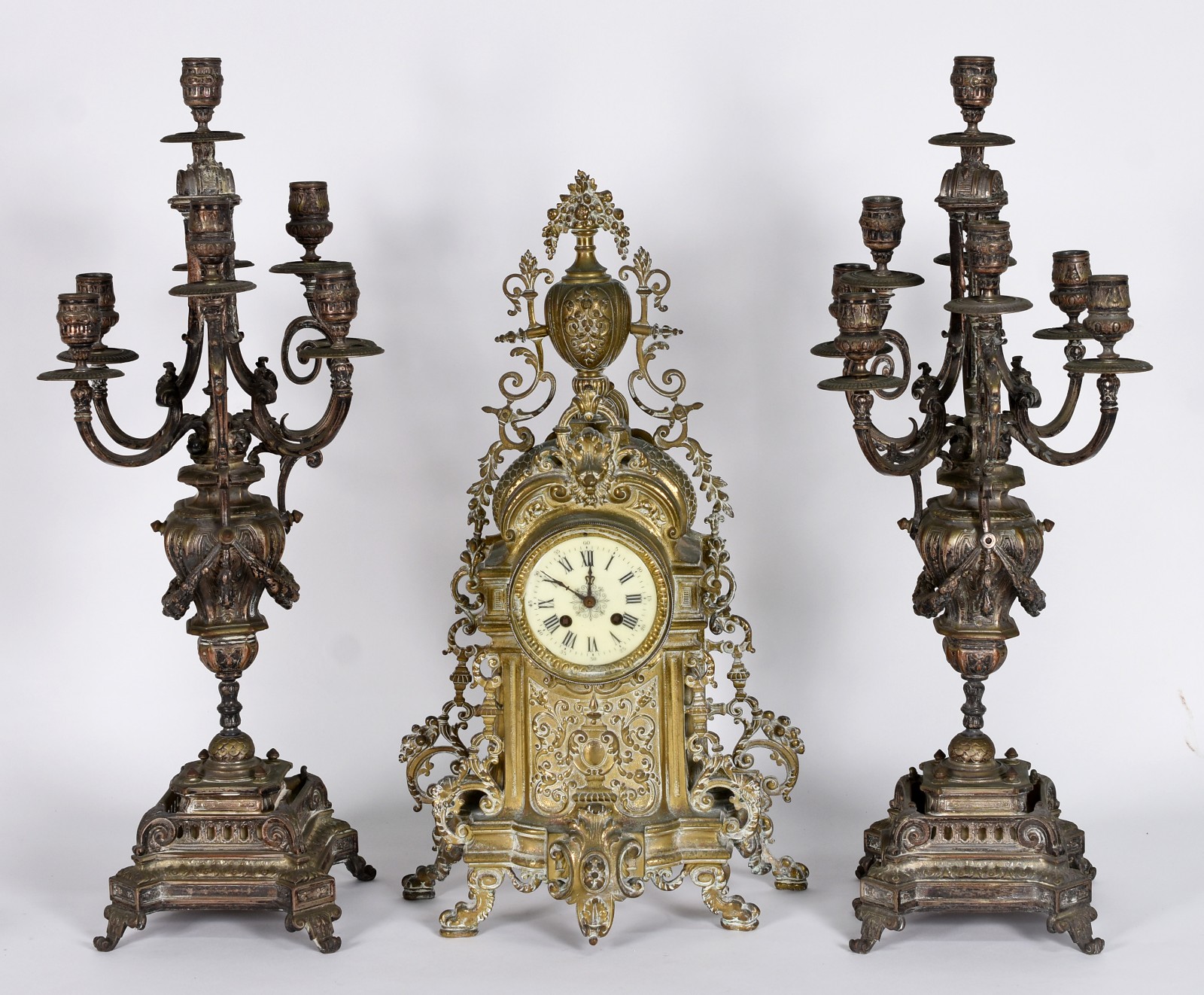 Terno de metal dourado composto de relógio e par de candelabros para... - foto 1 de 7