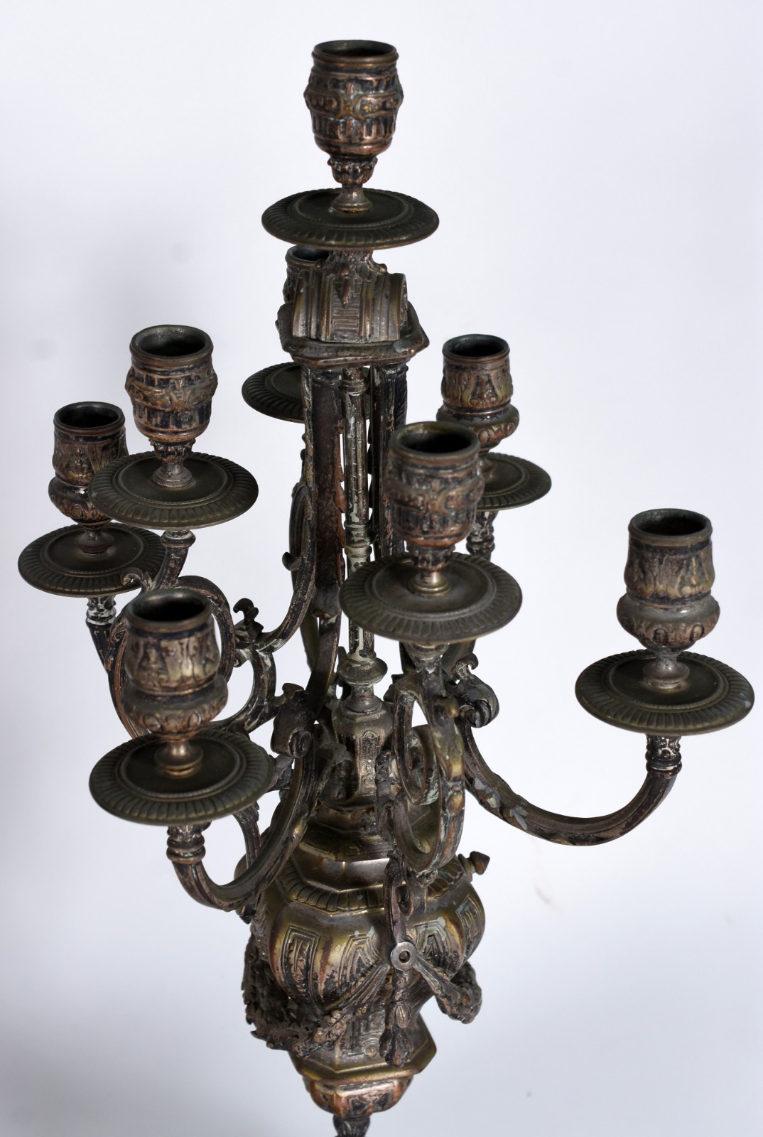 Terno de metal dourado composto de relógio e par de candelabros para... - foto 3 de 7