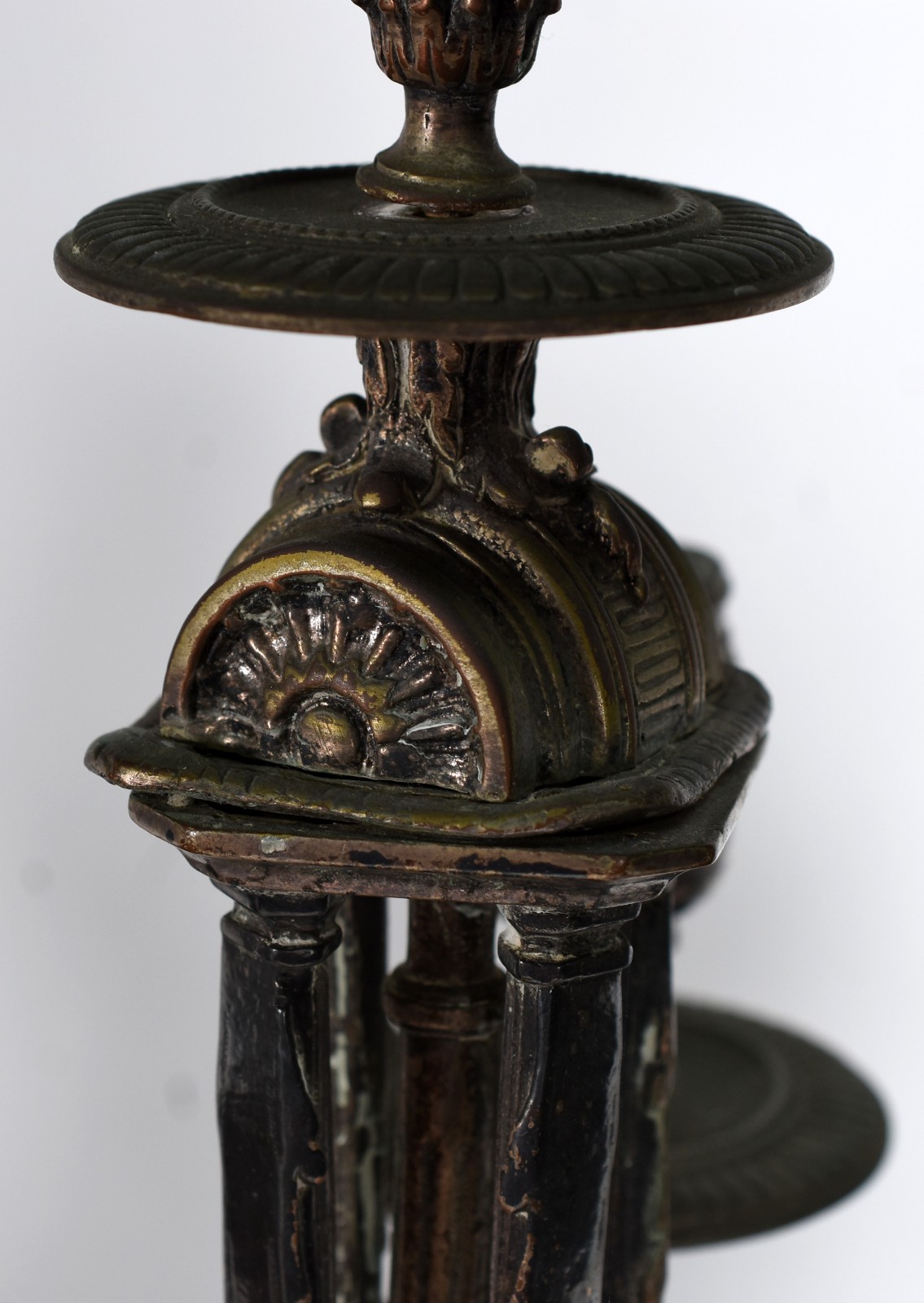 Terno de metal dourado composto de relógio e par de candelabros para... - foto 4 de 7