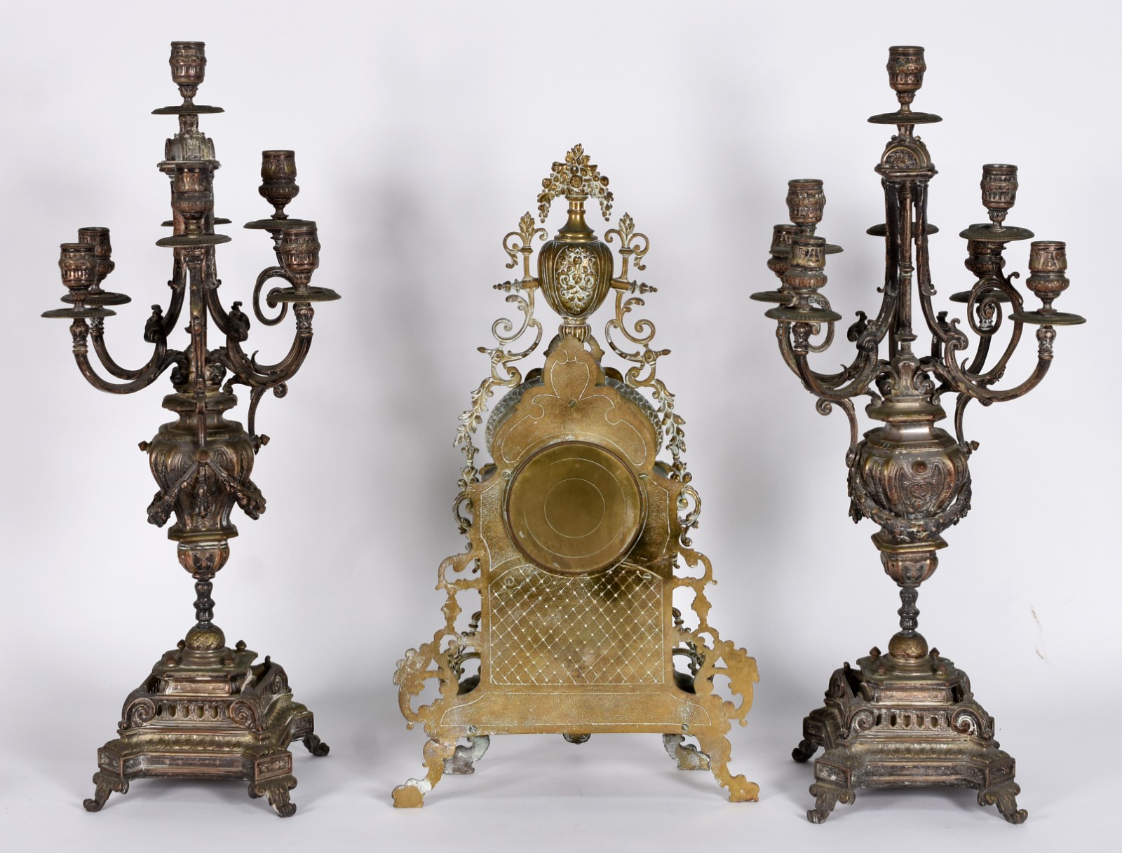 Terno de metal dourado composto de relógio e par de candelabros para... - foto 6 de 7