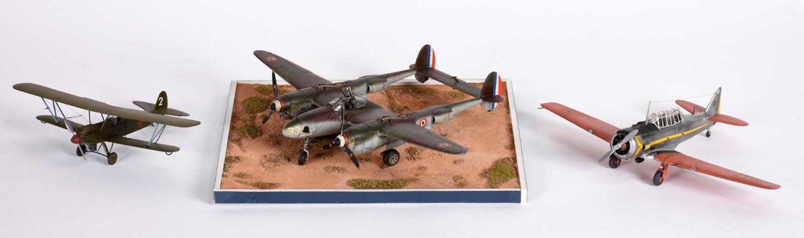 Aeromodelismo - Três aviões em diferentes modelos. - foto 1 de 11
