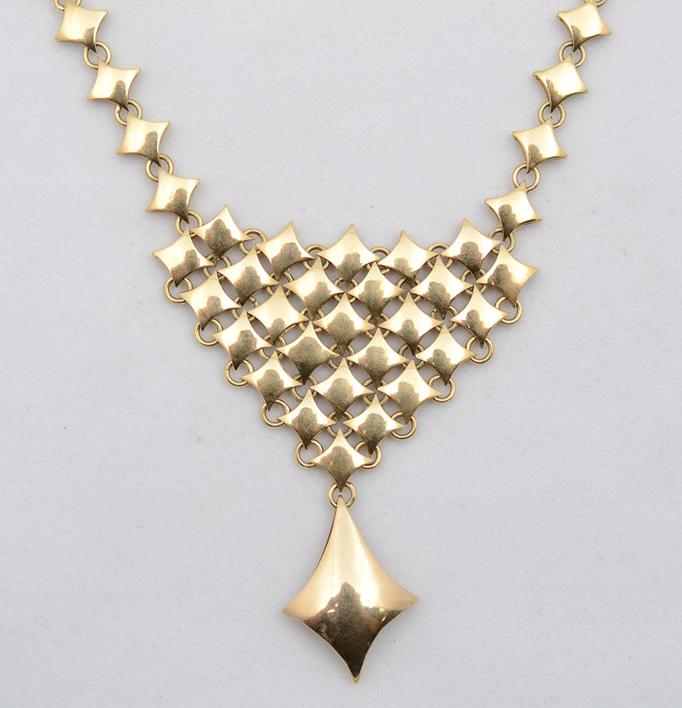 Colar em ouro amarelo 18 k com placas e pendente em forma de losango... - foto 2 de 2