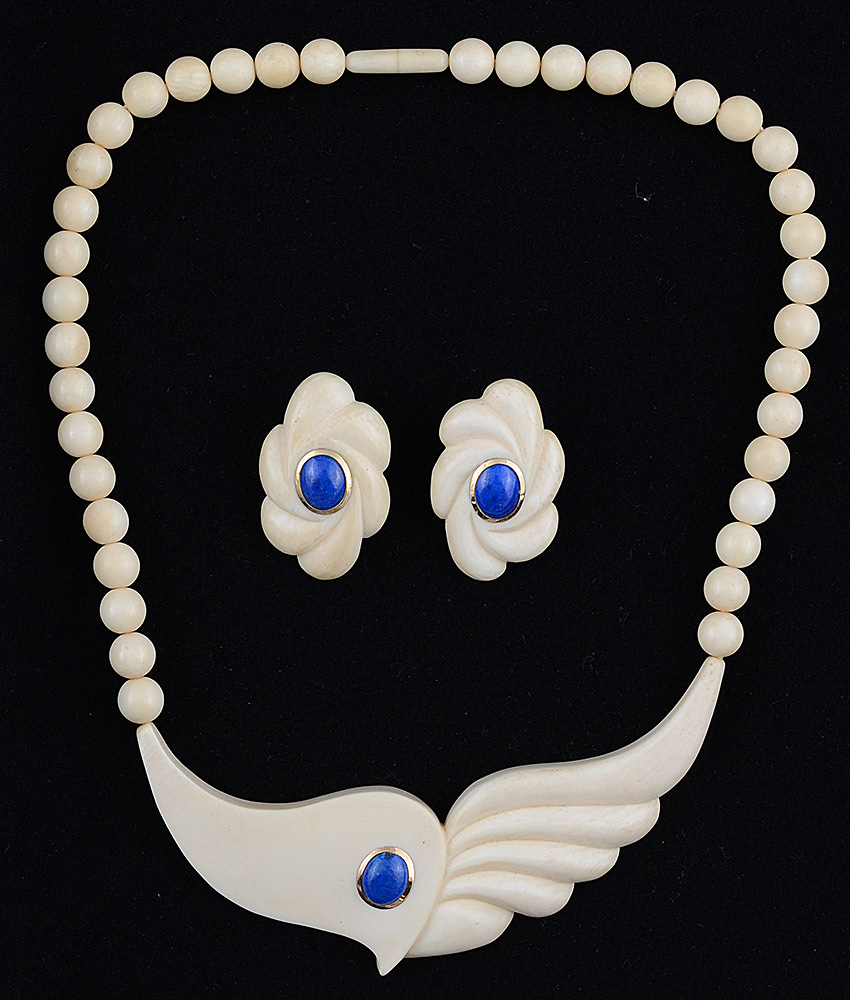 Colar e brincos em marfim com lápis-lazuli e ouro 18 k. Origem Hong...
