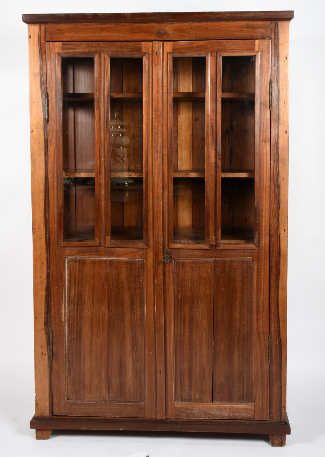 Vitrine de madeira com duas portas e laterais com partes em vidro e... - foto 1 de 5