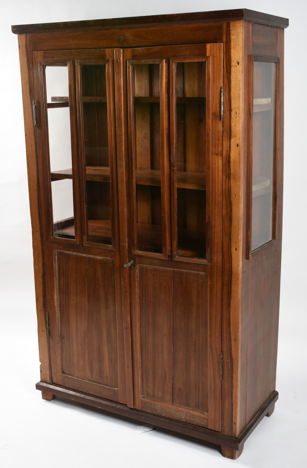Vitrine de madeira com duas portas e laterais com partes em vidro e... - foto 2 de 5