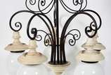 Lustre de metal e madeira para 5 luzes com glob... - Lustre de metal e madeira para 5 luzes com globos de vidro leitoso.