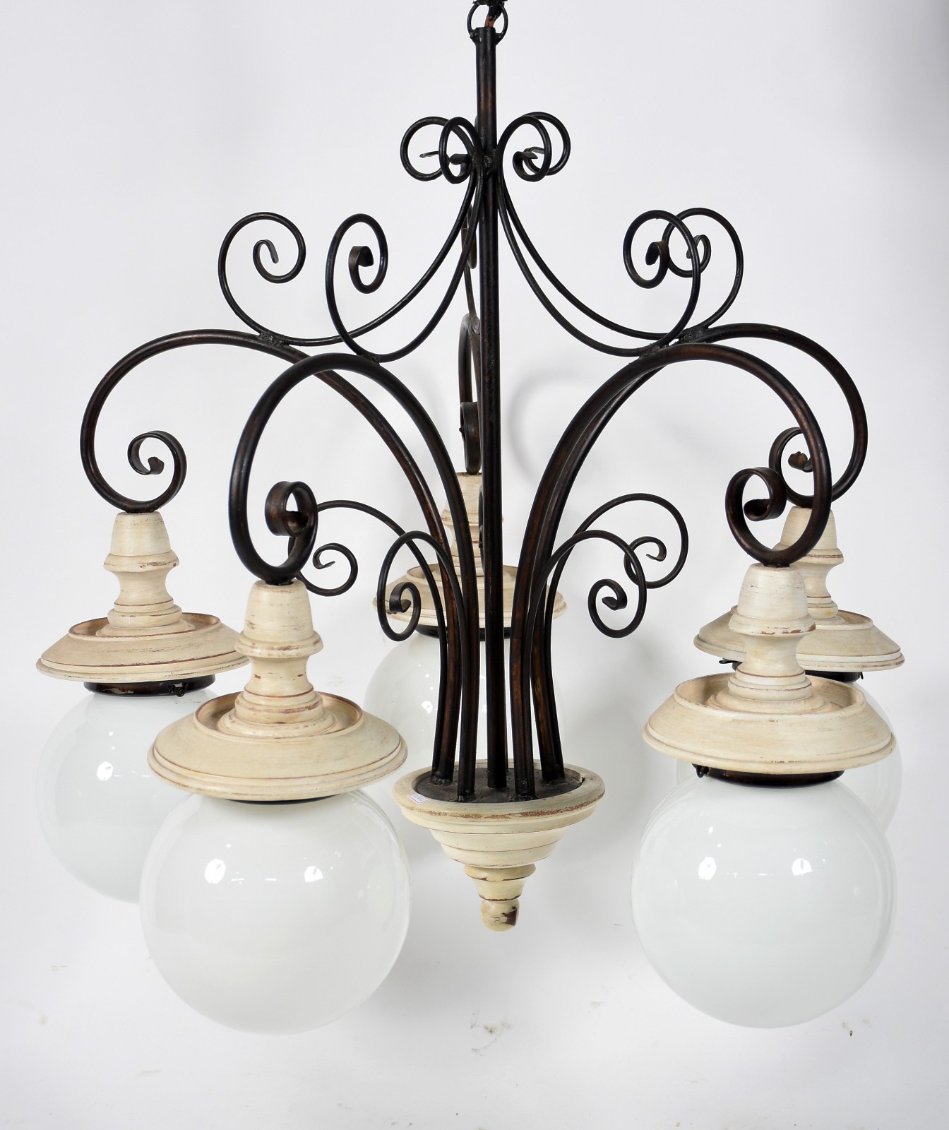 Lustre de metal e madeira para 5 luzes com globos de vidro leitoso. - foto 1 de 2