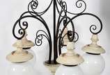 Lustre de metal e madeira para 5 luzes com glob... - Lustre de metal e madeira para 5 luzes com globos de vidro leitoso.