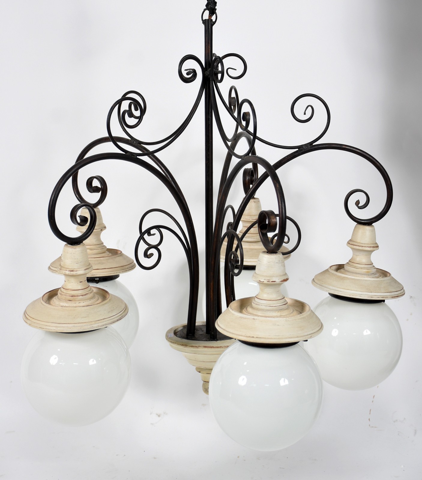 Lustre de metal e madeira para 5 luzes com globos de vidro leitoso. - foto 2 de 2