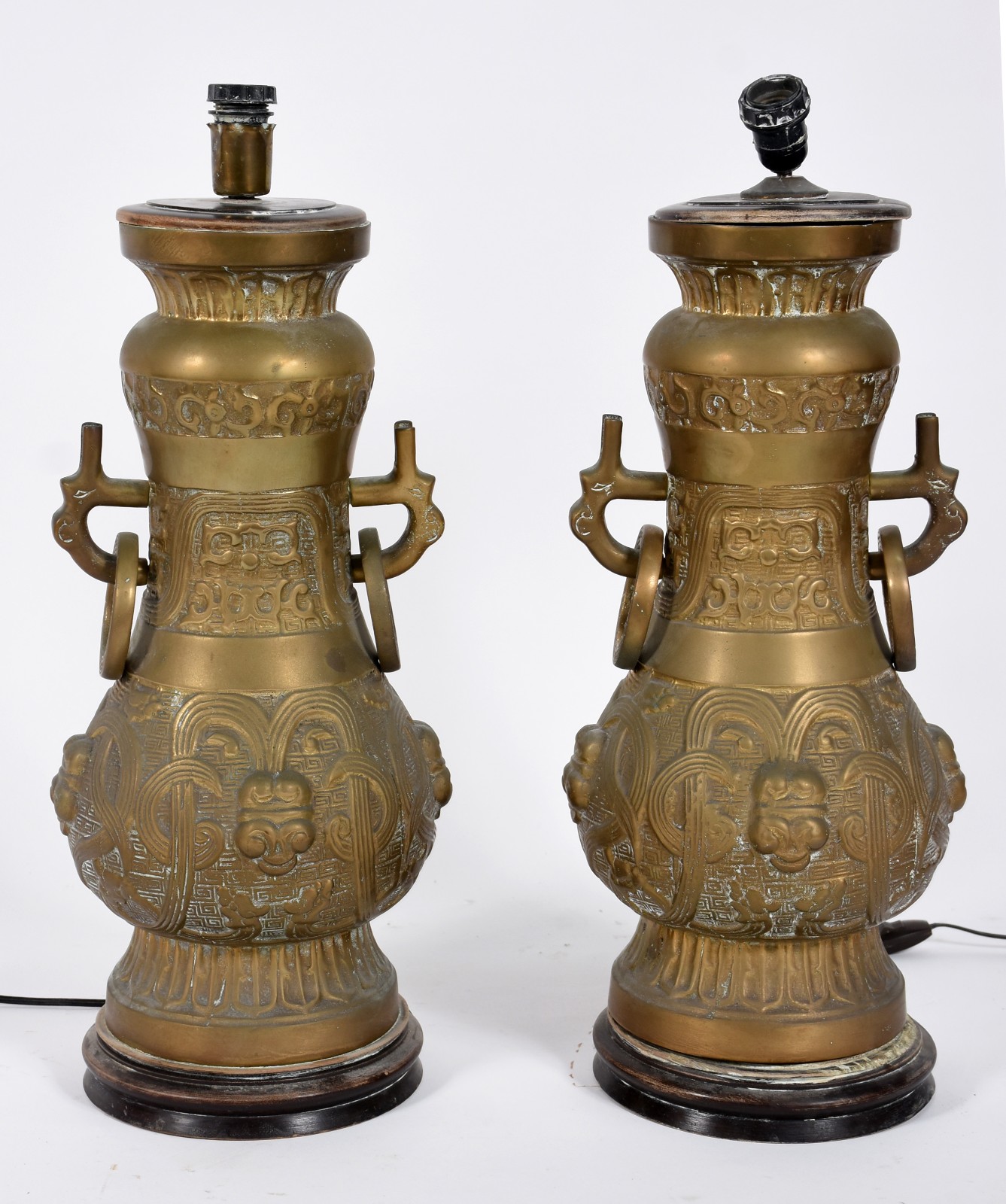 Par de ânforas de bronze oriental, adaptadas para abatjoures. - foto 1 de 4