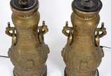 Par de ânforas de bronze oriental, adaptadas pa... - Par de ânforas de bronze oriental, adaptadas para abatjoures.