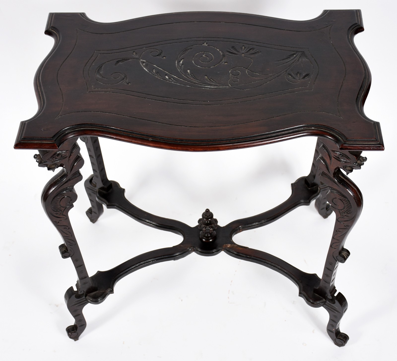 Mesa de madeira nobre com pernas recortada na forma de "figuras de... - foto 3 de 5
