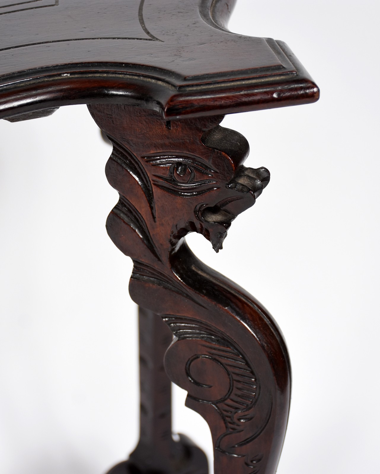 Mesa de madeira nobre com pernas recortada na forma de "figuras de... - foto 4 de 5