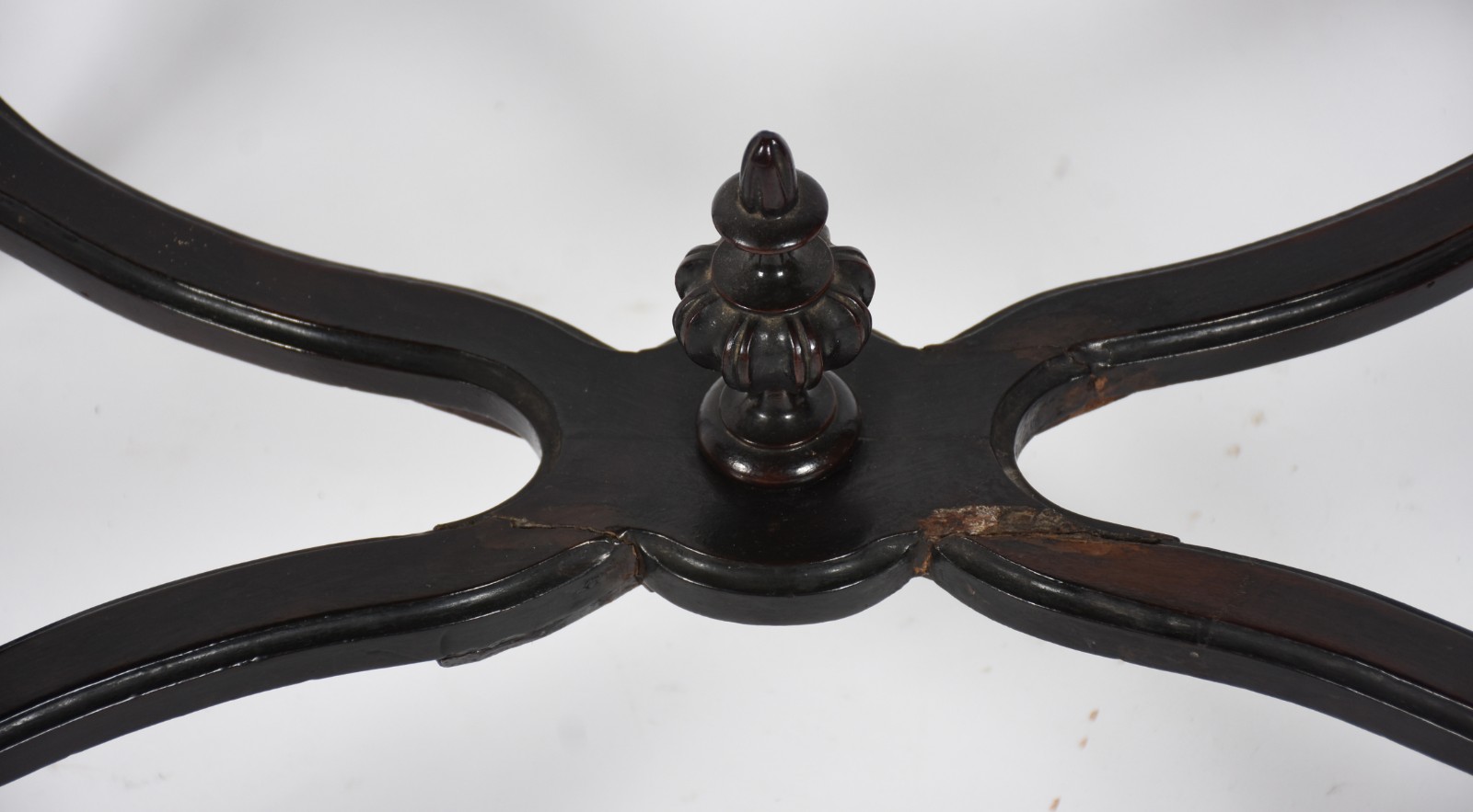 Mesa de madeira nobre com pernas recortada na forma de "figuras de... - foto 5 de 5