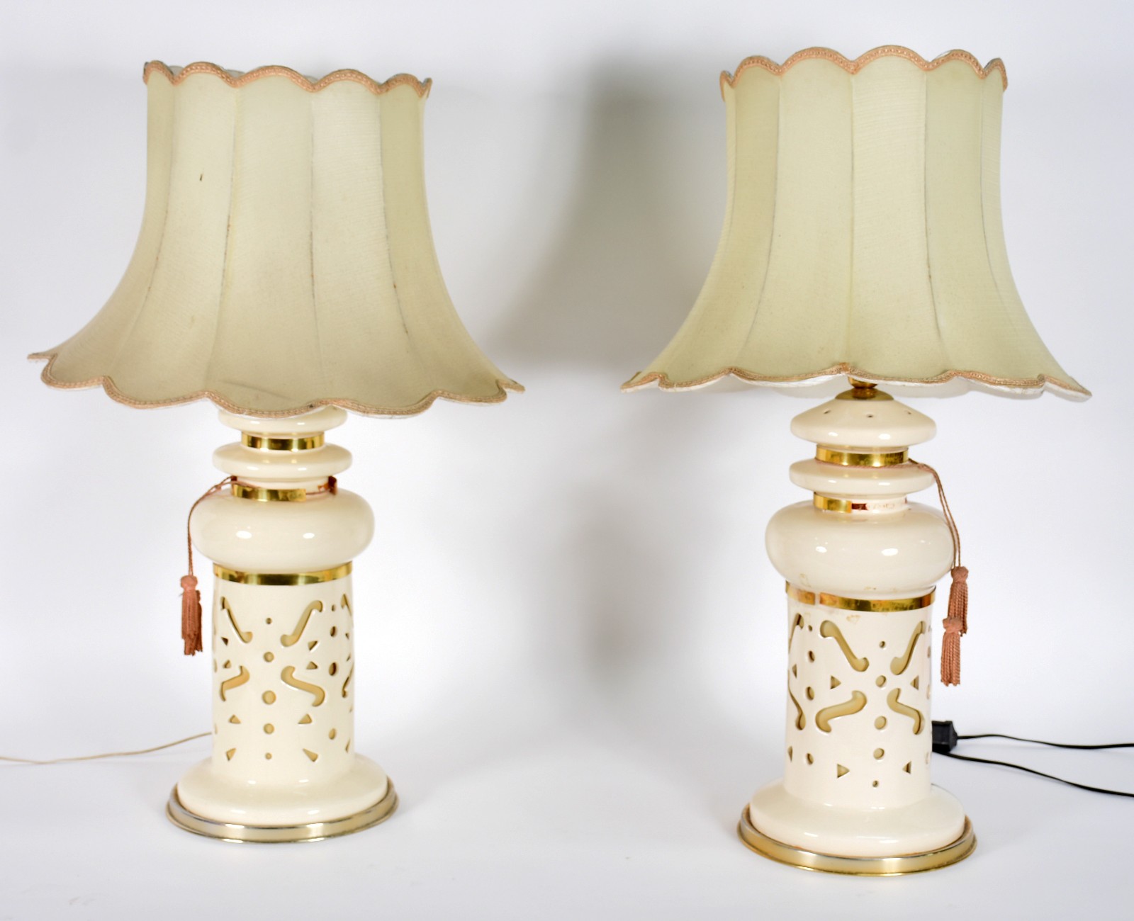 Par de abatjoures de louça branca vazada, cúpulas na cor bege . - foto 1 de 5