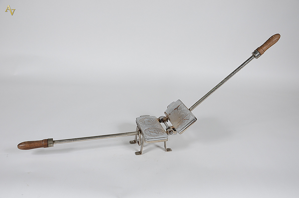 Antiga peça para fazer hóstia, de metal prateado. Medidas 23,5 x 62... - foto 2 de 3